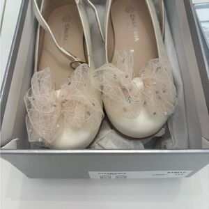 Elegant Cream Dress Shoes with Tulle Bow